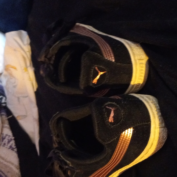 Women size 7 Puma pink and black with ribbon laces - Picture 4 of 4